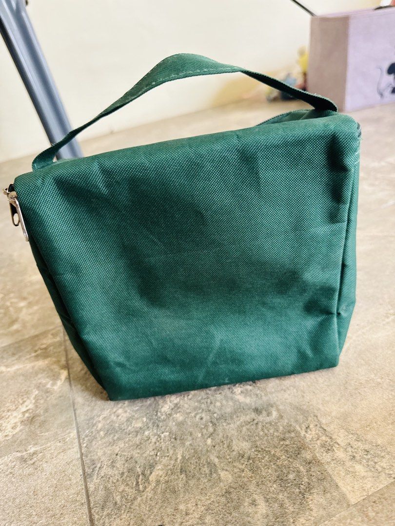 DEAN & DELUCA Green Cooler Lunch Bag (Category: Luxury Bags & Wallets) located in Santa Cruz. Submitted by maqui15 (Listing ID 1470670457, Image 2). Description: - Brand: Dean & Deluca - Color: Dark green with white printed logo - Material: Durable canvas-like exterior - Insulation: Silver foil thermal lining (keeps food warm or cold) - Features: Zip-around closure, top grab handle, and interior mesh pocket - Ideal for: Work, school, picnics, and