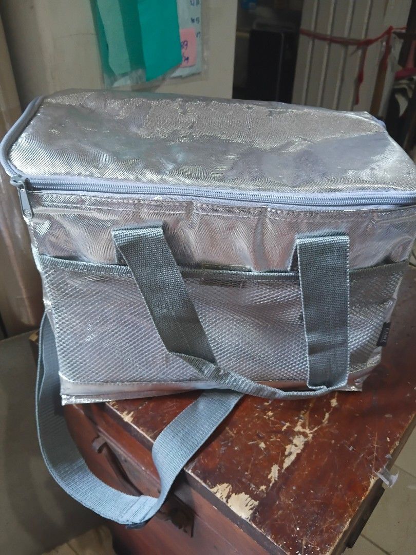Delivery bag, thermal bags (Category: Hiking & Camping) located in Paranaque City. Submitted by 4thestate.surplusan (Listing ID 1470739693, Image 3). Description: we have 3 pcs available. 2h to 400h each.