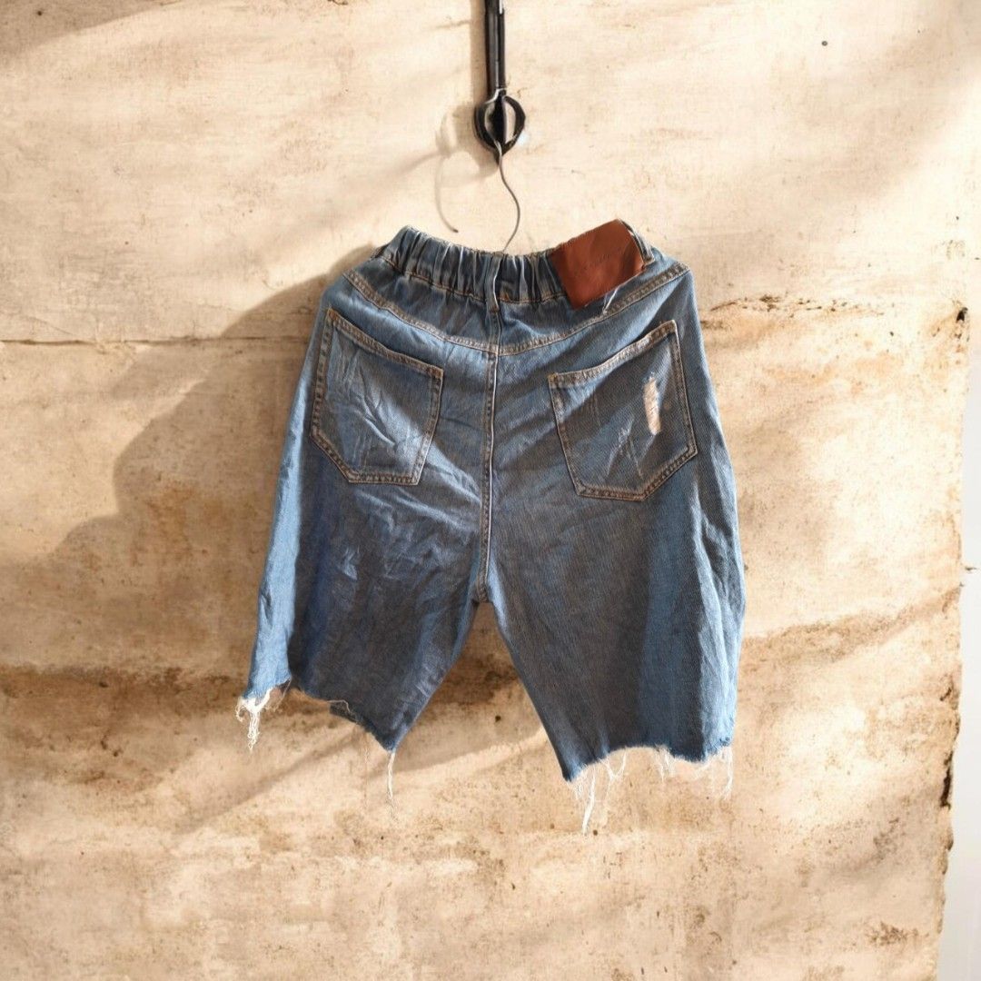 Denim shorts Distressed med wash (Category: Shorts) located in Taguig. Submitted by deyerreC2020 (Listing ID 1470604602, Image 2). Description: preloved jorts waist 24-31 Brand: T.Platform - Size: 31 , Length 21 - Color: Distressed blue - Style: Casual streetwear - Features: Elastic waistband with button detail, raw hem, and ripped leg accents - Pockets: Two front and two back pockets - Details: Brown brand patch on the back waistline - Condition