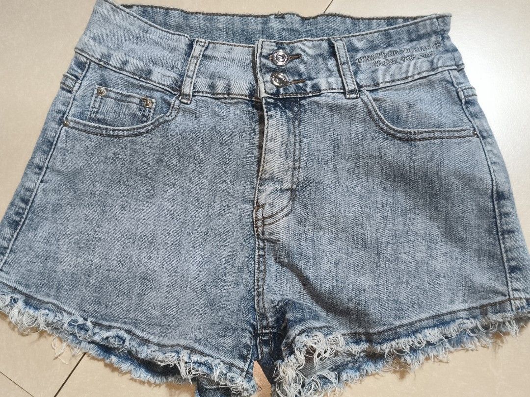 Denim shorts| size 28-29 highwaist (Category: Shorts) located in Las Pinas. Submitted by dnbrbnt (Listing ID 1470607178, Image 3). Description: free nalang yung 4 buttons, with issue as shown sa pics.