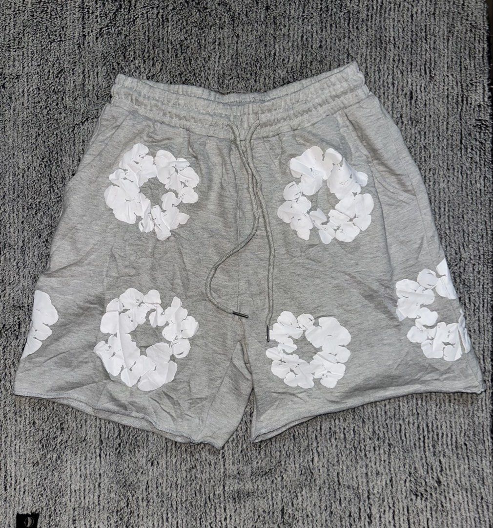 Denim Tears (Category: Shorts) located in Rosario. Submitted by trippleaaa2020 (Listing ID 1470584633, Image 1). Description: Denim Tears Cotton Wreath Sweatshorts in Grey Size Large W30-32 L 17.5 Issue none As new condition Dm if interested and also your offer .