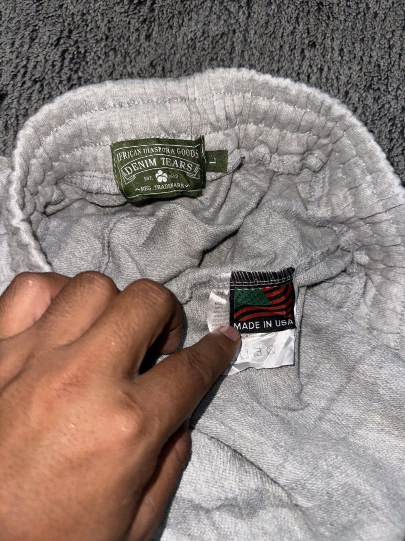 Denim Tears (Category: Shorts) located in Rosario. Submitted by trippleaaa2020 (Listing ID 1470584633, Image 3). Description: Denim Tears Cotton Wreath Sweatshorts in Grey Size Large W30-32 L 17.5 Issue none As new condition Dm if interested and also your offer .