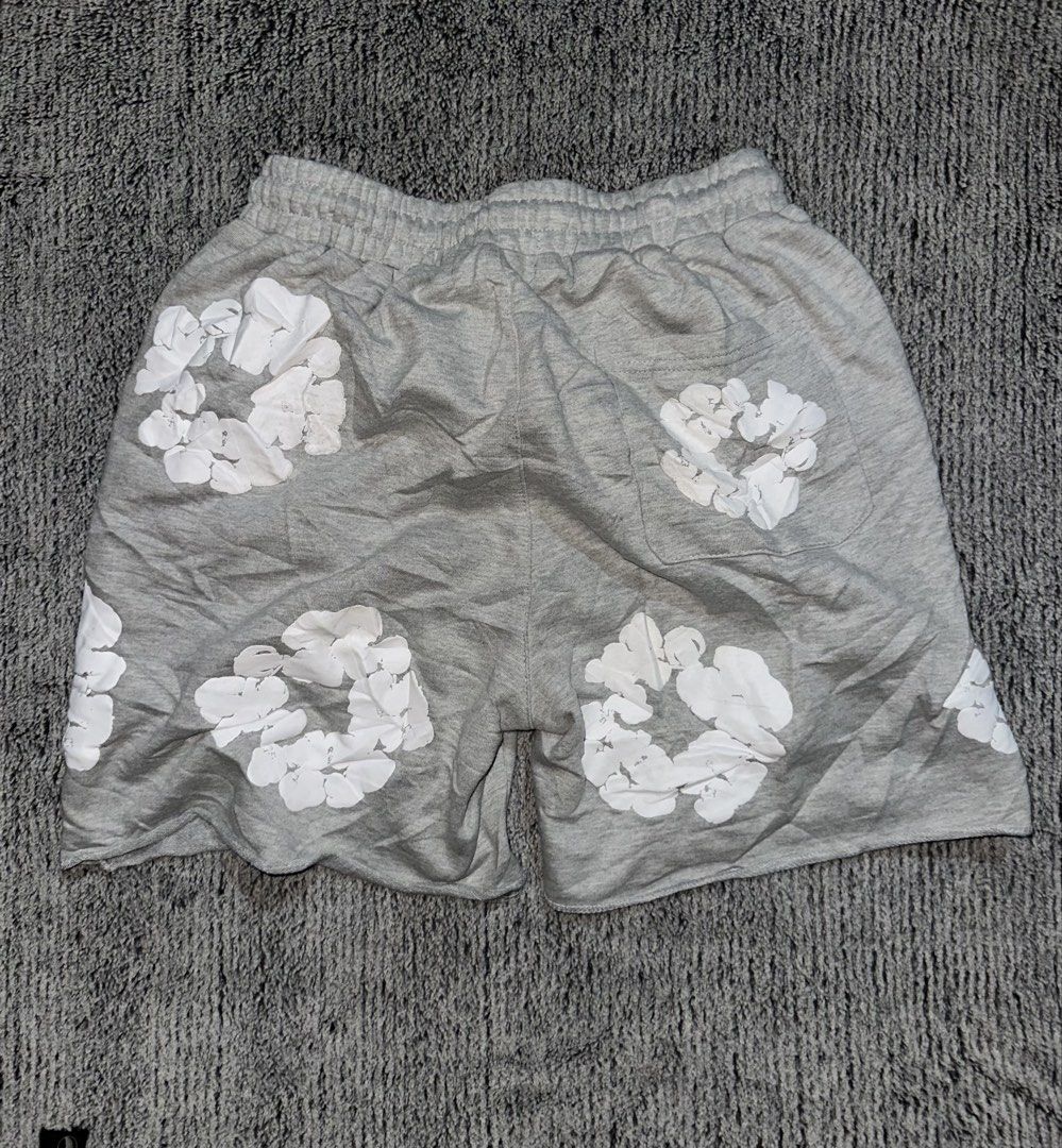 Denim Tears (Category: Shorts) located in Rosario. Submitted by trippleaaa2020 (Listing ID 1470584633, Image 2). Description: Denim Tears Cotton Wreath Sweatshorts in Grey Size Large W30-32 L 17.5 Issue none As new condition Dm if interested and also your offer .