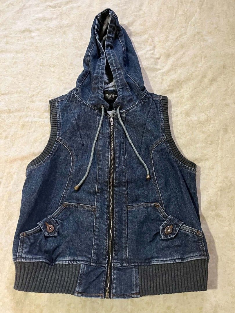 Denim vest zip up (Category: Coats, Jackets and Outerwear) located in Bulacan. Submitted by chi.cheezi.choko (Listing ID 1470576486, Image 1). Description: high quality denim vest medium size.