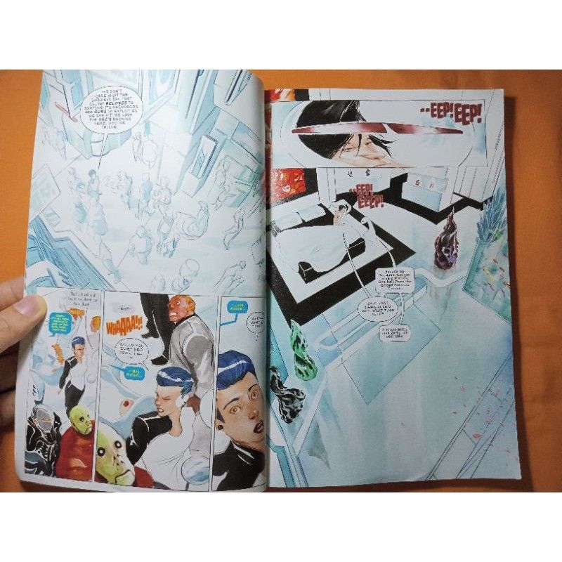 Descender, Volume One: Tin Stars (Category: Comics & Manga) located in La Carlota. Submitted by brightdragon_891870 (Listing ID 1470638244, Image 3). Description: Descender, Volume One: Tin Stars Note: This is a used book - As such, it may show signs of wear and previous use..