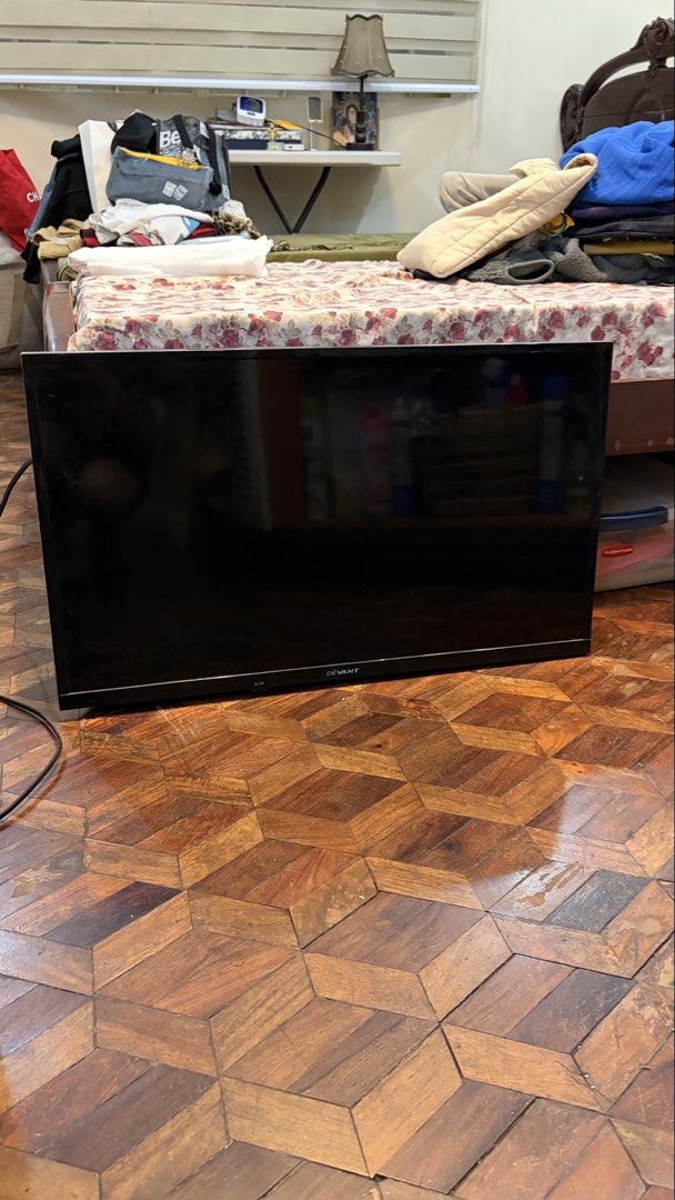 Devant Smart TV (Category: TV) located in Taguig. Submitted by ij_dh (Listing ID 1470558482, Image 3). Description: - Brand: Devant Smart TV 32in - Condition: Great working condition with clear display - Features: Built-in Netflix and YouTube apps - Inclusion: Original remote control (wrapped in plastic) - Clean black bezel with centered logo - Ready for pickup .