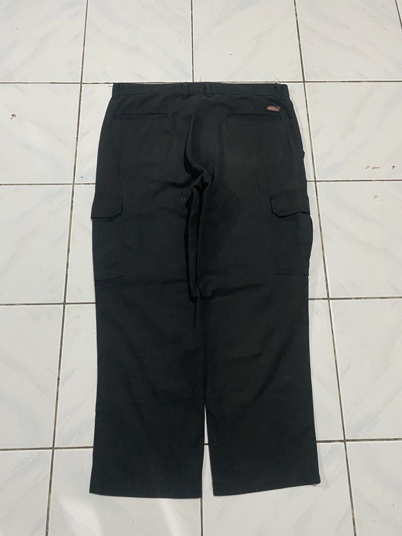 Dickies Black Cargo Pants (Category: Trousers) located in Cavite. Submitted by findsmore (Listing ID 1470742897, Image 1). Description: - Brand: Dickies - Color: Black - Style: Utility cargo pants with straight leg cut - Details: Side pockets on both legs, button waist closure, and belt loops - Material: Classic, highly durable workwear fabric - Condition: Excellent.