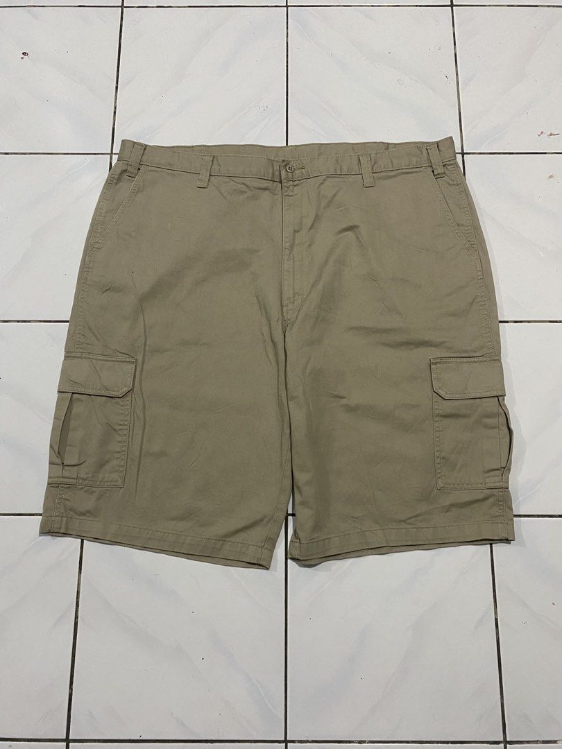 Dickies Cargo Shorts Khaki Tan (Category: Shorts) located in Cavite. Submitted by findsmore (Listing ID 1470742847, Image 2). Description: - Brand: Dickies - Style: Classic workwear cargo shorts - Color: Khaki / Tan - Material: Durable cotton blend - Features: Multiple side utility pockets, back button pockets, sturdy belt loops, and front button closure - Condition: Clean and well-maintained - Best for: Casual outdoor wear and daily errands.