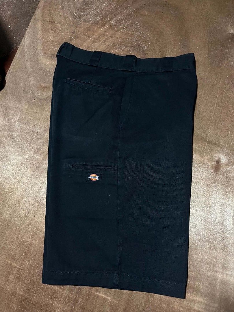 Dickies Loosefit Double Patch (Category: Shorts) located in Legazpi City. Submitted by allen_macinas31 (Listing ID 1470567419, Image 3). Description: -Dickies Loosefit Double Patch -Black -Excellent Condition -size 32.