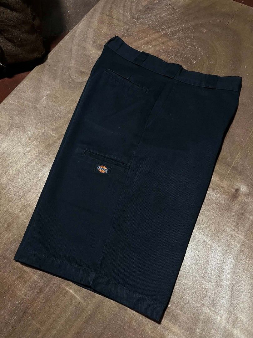 Dickies Loosefit Double Patch (Category: Shorts) located in Legazpi City. Submitted by allen_macinas31 (Listing ID 1470567419, Image 2). Description: -Dickies Loosefit Double Patch -Black -Excellent Condition -size 32.