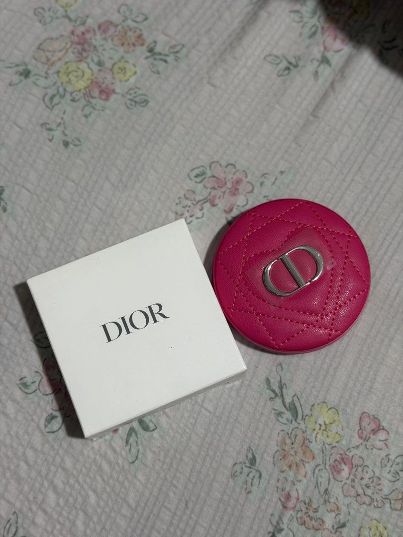 Dior compact mirror (Category: Accessory Holder, Box & Organizers) located in Manila. Submitted by jafelizarte (Listing ID 1470676002, Image 1). Description: .