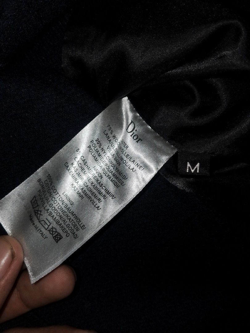 Dior Homme Wool Blend Blazer Jacket Navy Size M (Category: Coats, Jackets and Outerwear) located in Urdaneta. Submitted by goldeneagle-e662 (Listing ID 1470651279, Image 3). Description: - Brand: Dior Homme - Color: Navy blue with grey and red collar contrast - Size: Medium (Made in Italy) - Material: Premium wool, nylon, and cashmere blend - Details: Iconic gold bee logo engraved buttons - Pockets: Two front patch pockets and one chest pocket - 