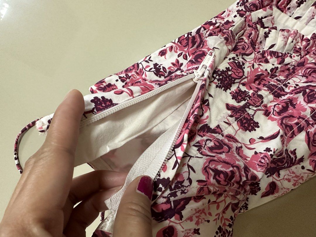 Divided floral corset top (Category: Others Tops) located in Davao. Submitted by theresetshelf (Listing ID 1470614993, Image 3). Description: • Adjustable spaghetti straps • Structured underwire bust cups (unpadded/lightly padded) • Corset-inspired paneling and boning details • Feminine frill/ruffle hem detailing side zipper adjustable at the back.