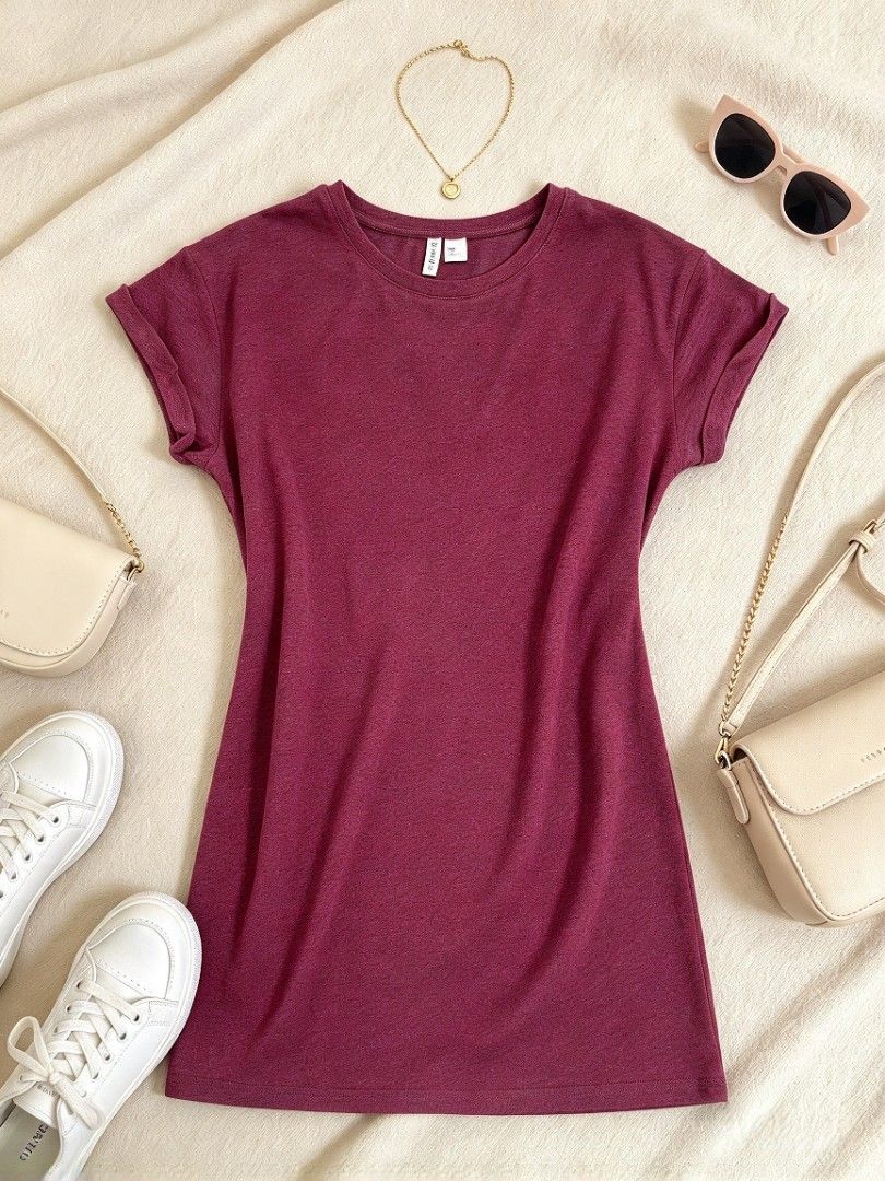 Divided H&M Maroon Short Sleeve T-Shirt (Category: Shirts) located in Batangas. Submitted by mace2014 (Listing ID 1470575583, Image 1). Description: H&M Divided maroon short sleeve tee in size M. Features a crew neck and rolled cuffs in a soft knit fabric..