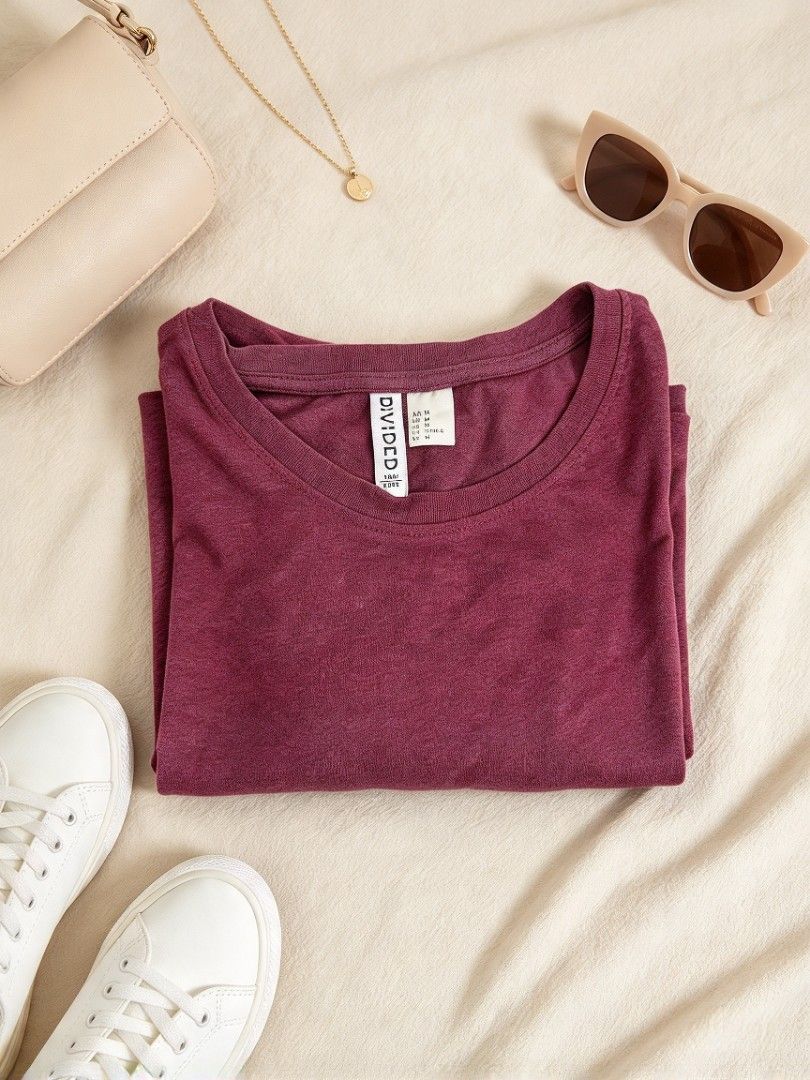 Divided H&M Maroon Short Sleeve T-Shirt (Category: Shirts) located in Batangas. Submitted by mace2014 (Listing ID 1470575583, Image 2). Description: H&M Divided maroon short sleeve tee in size M. Features a crew neck and rolled cuffs in a soft knit fabric..