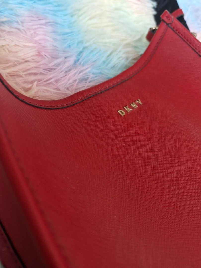 DKNY Sling Bag (Category: Cross-body Bags) located in Quezon City. Submitted by glenshoppe_ph (Listing ID 1470615490, Image 3). Description: Slight used DKNY Sling Bag Bought it from US kindly check po sa sa pics ang dimensions used cm po sa medida.