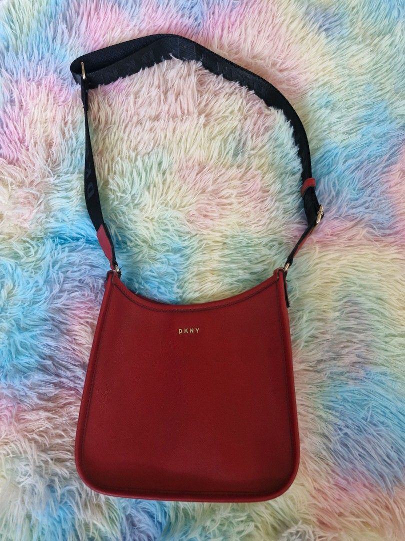 DKNY Sling Bag (Category: Cross-body Bags) located in Quezon City. Submitted by glenshoppe_ph (Listing ID 1470615490, Image 2). Description: Slight used DKNY Sling Bag Bought it from US kindly check po sa sa pics ang dimensions used cm po sa medida.