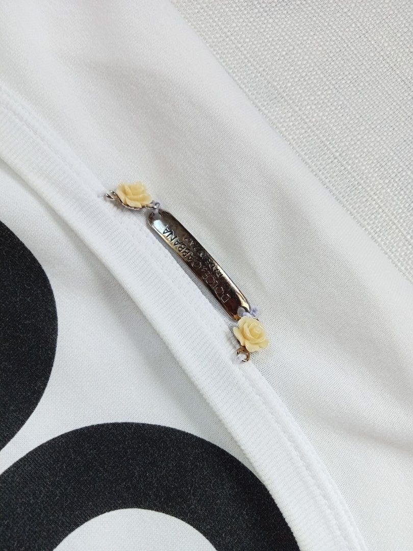 Dolce and Gabbana millennials DG white roundneck tee (Category: Luxury Apparel) located in Bagabag. Submitted by thrift_stories96 (Listing ID 1470697035, Image 3). Description: Dolce and Gabbana millennials DG white roundneck tee Size 42 - Unisex Medium to Large womens Medium mens Length - 27.5 Width - 20 Condition - excellent No flaw.
