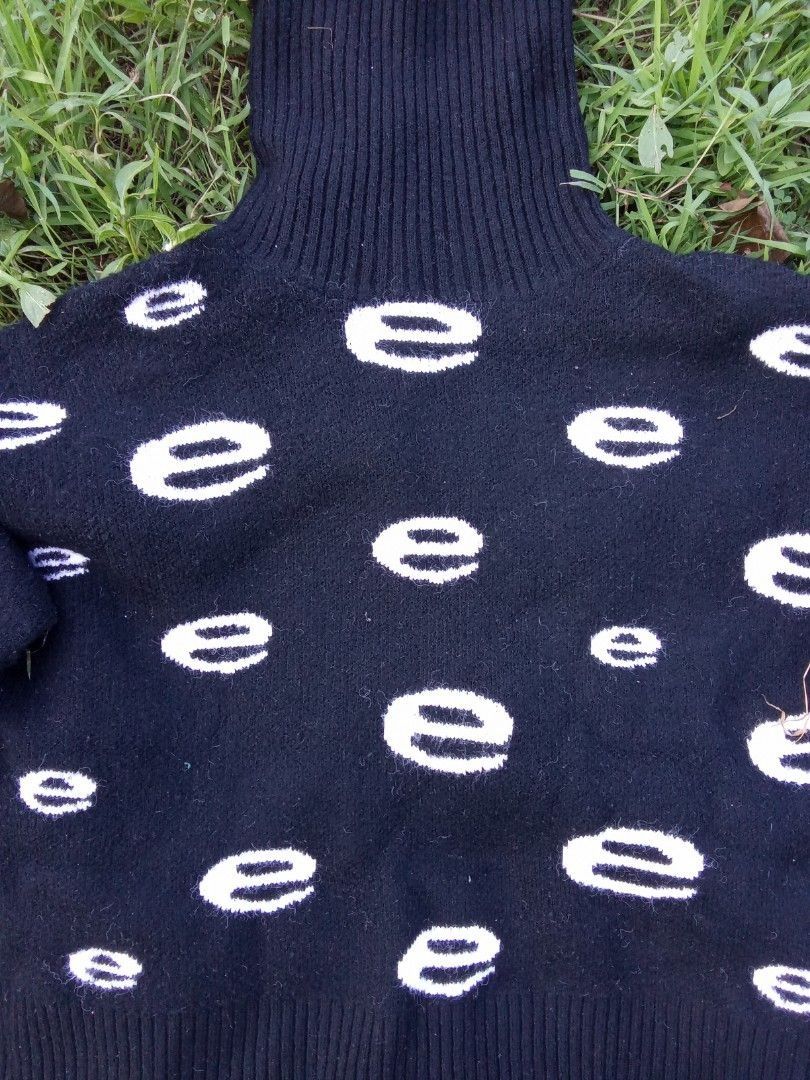 e KNITTED SWEATER (Category: Coats, Jackets and Outerwear) located in General Trias. Submitted by swagster.archives (Listing ID 1470622242, Image 3). Description: KNITTED TSWEATER e KNITTED SWEATER W26 INCHES, L22.5 INCHES, SL17 INCHES.