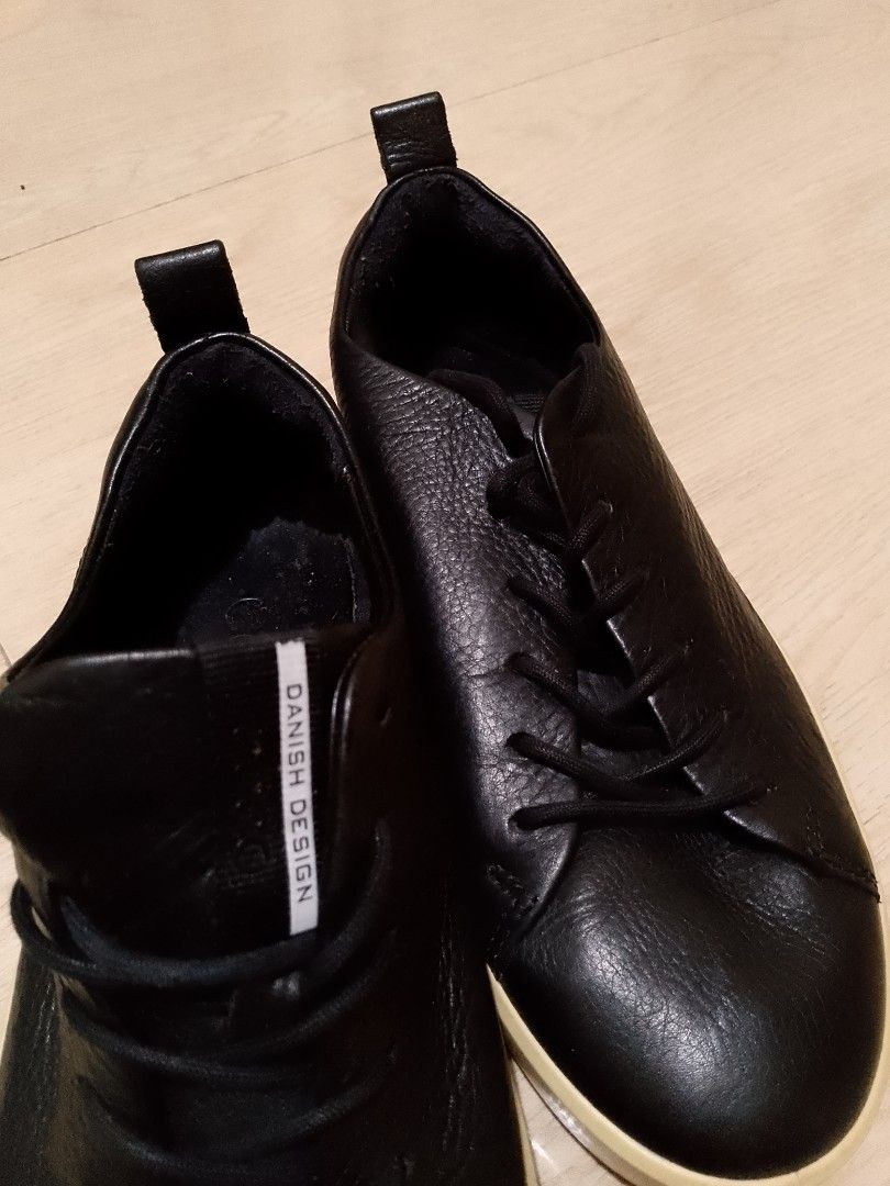 ECCO Soft 8 Men's Tie Sneakers (Category: Casual Shoes) located in Agdangan. Submitted by blessedwithason (Listing ID 1470668264, Image 2). Description: size 39 po ito..