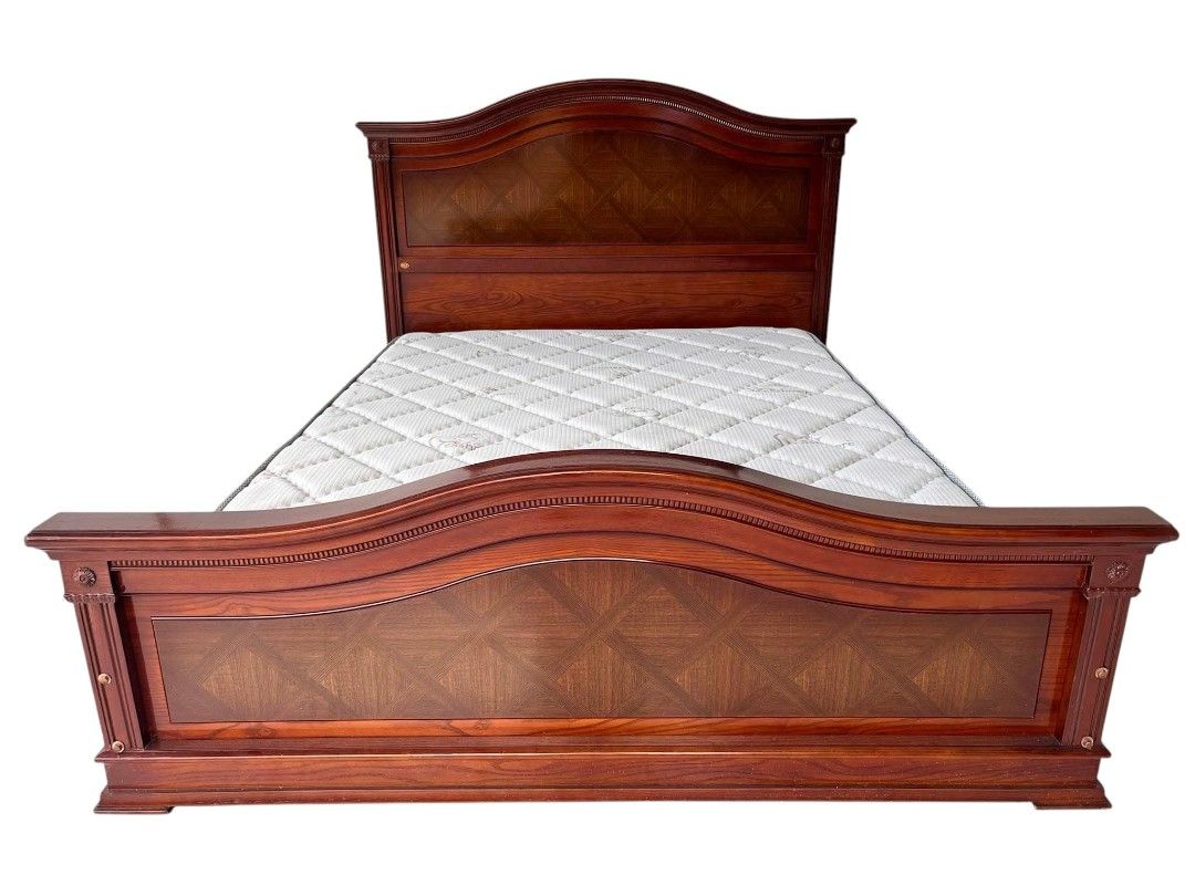 ELEGANT QUEEN SIZE BEDSET (Category: Bed Frames & Mattresses) located in Mexico. Submitted by mgracejapansurplus (Listing ID 1470688048, Image 1). Description: NEW ARRIVAL 🇯🇵 ELEGANT QUEEN SIZE BEDSET✨ - Beautiful carved solid wood frame with rich polished finish - Classic curved headboard & footboard with inlaid wood design - Includes mattress — size 58" × 77", thickness 10" - Condition note: Has a stain on the mattress — priced accordingly - 