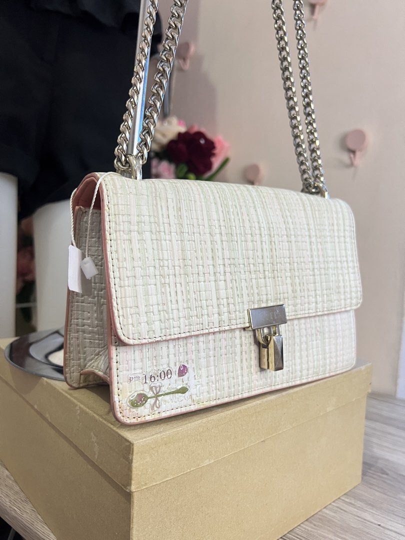 ELLE shoulder / Sling bag (Category: Shoulder Bags) located in Quezon City. Submitted by handpicked_collections_ph (Listing ID 1470662972, Image 2). Description: off-white textured/tweed crossbody bag from the brand ELLE..