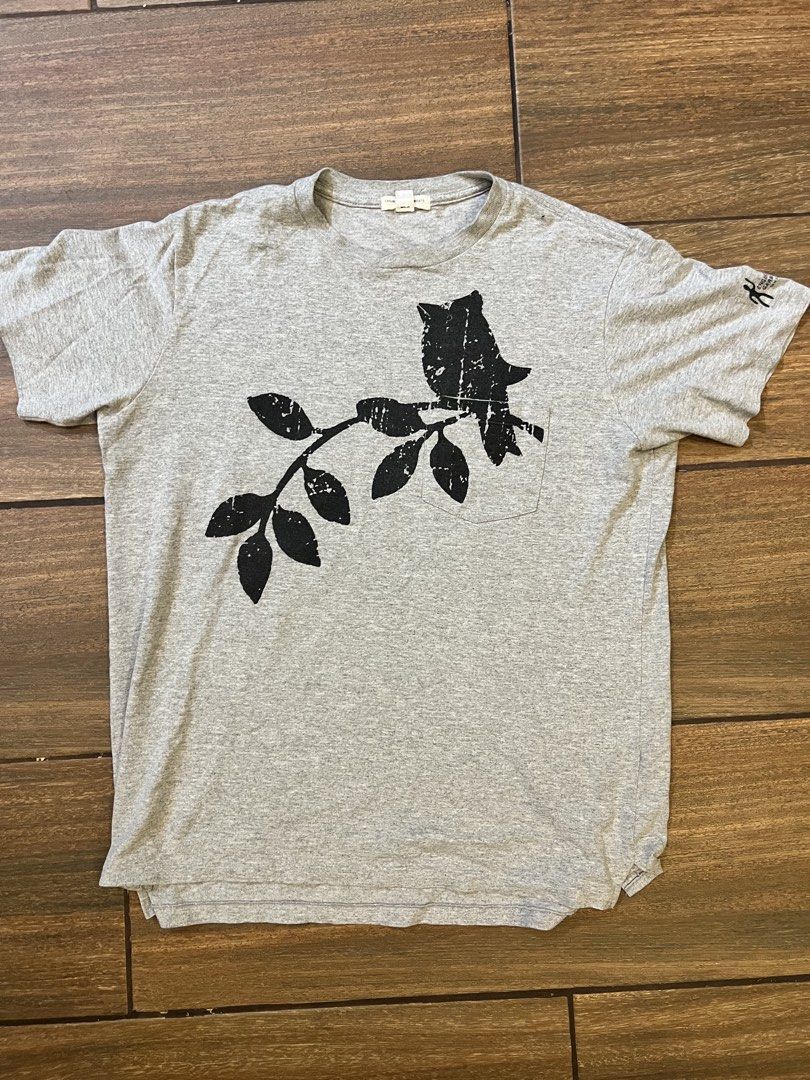 Engineered Garments Grey Graphic Print T-Shirt (Category: Tshirts & Polo Shirts ) located in Mandaluyong City. Submitted by johngil101 (Listing ID 1470659914, Image 1). Description: - Brand: Engineered Garments - Size: Medium (M) 21x24 - Color: Heather Grey .
