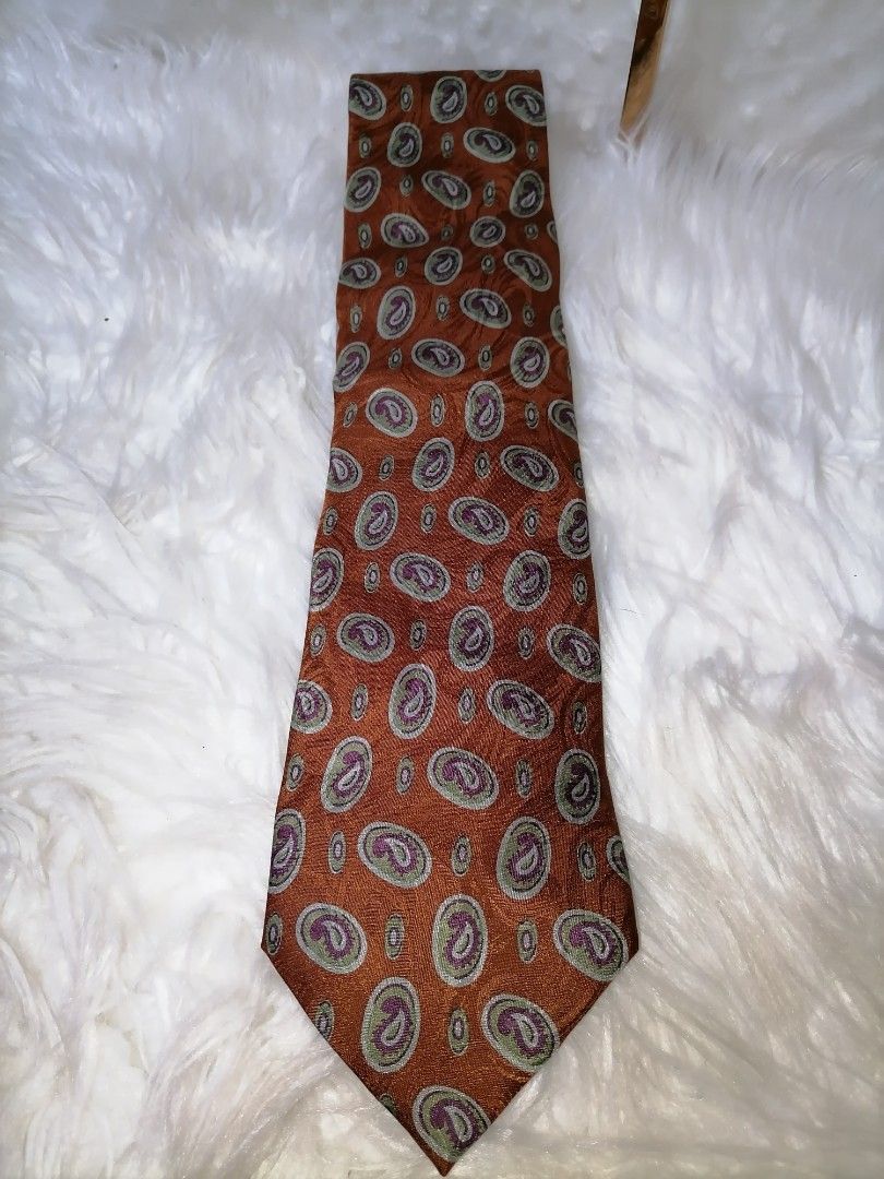 Esmenegildo Zegna Silk Tie (Category: Luxury Accessories) located in Butuan. Submitted by az-branded.items (Listing ID 1470623422, Image 1). Description: Widest part almost 4 " Authentic item from Japan Made in Italy Pls check last 2 pictures Super mahal po ito kasi luxury brand Super mura napo sa price ko.
