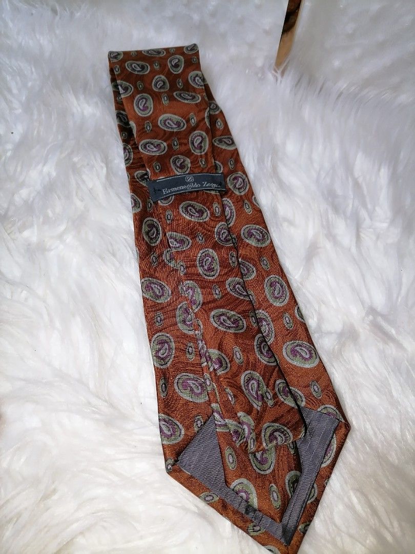 Esmenegildo Zegna Silk Tie (Category: Luxury Accessories) located in Butuan. Submitted by az-branded.items (Listing ID 1470623422, Image 2). Description: Widest part almost 4 " Authentic item from Japan Made in Italy Pls check last 2 pictures Super mahal po ito kasi luxury brand Super mura napo sa price ko.