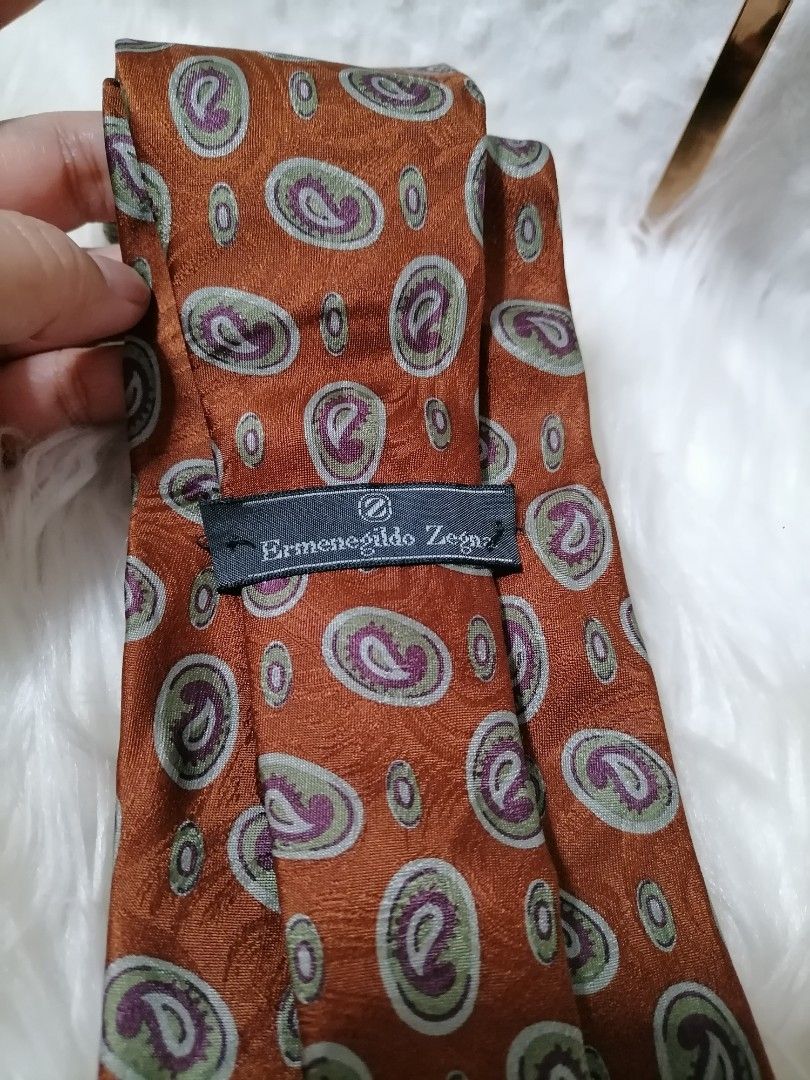Esmenegildo Zegna Silk Tie (Category: Luxury Accessories) located in Butuan. Submitted by az-branded.items (Listing ID 1470623422, Image 3). Description: Widest part almost 4 " Authentic item from Japan Made in Italy Pls check last 2 pictures Super mahal po ito kasi luxury brand Super mura napo sa price ko.