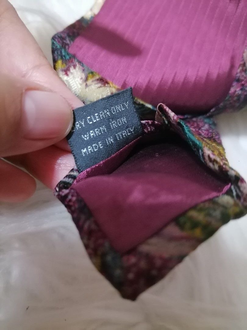 Esmenegildo Zegna Silk Tie (Category: Ties) located in Butuan. Submitted by az-branded.items (Listing ID 1470650886, Image 3). Description: Widest part almost 4 " Authentic luxury item Made in Italy Last 2 pictures for reference Mura napo sa presyo ko From Japan.