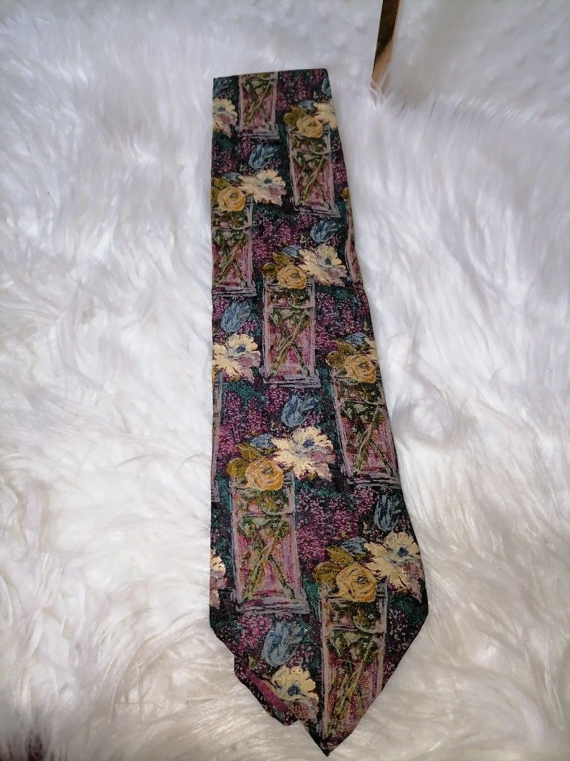 Esmenegildo Zegna Silk Tie (Category: Ties) located in Butuan. Submitted by az-branded.items (Listing ID 1470650886, Image 1). Description: Widest part almost 4 " Authentic luxury item Made in Italy Last 2 pictures for reference Mura napo sa presyo ko From Japan.
