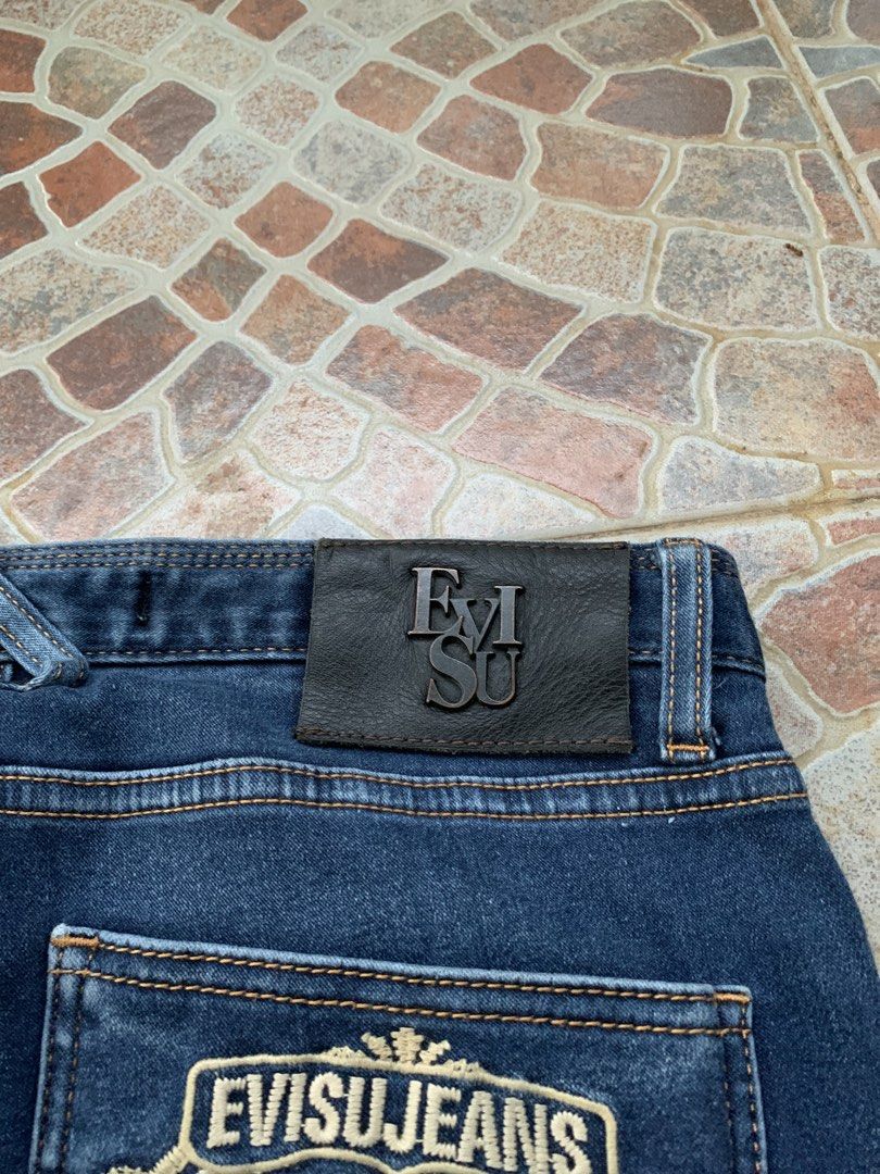 Evisu 2000’s crest embroidered slim jeans (Category: Luxury Apparel) located in Manila. Submitted by soya_finds (Listing ID 1470704815, Image 3). Description: Dimes 30x40x7 .