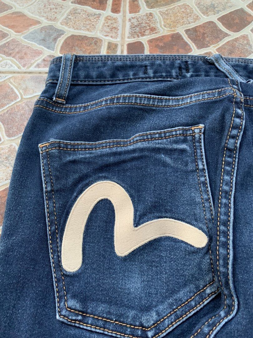 Evisu 2000’s crest embroidered slim jeans (Category: Luxury Apparel) located in Manila. Submitted by soya_finds (Listing ID 1470704815, Image 2). Description: Dimes 30x40x7 .