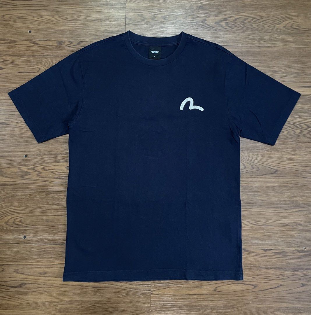 Evisu Flying Dragon Daicock T-Shirt (Category: Tshirts & Polo Shirts ) located in Manila. Submitted by ogies_thrift (Listing ID 1470573092, Image 2). Description: Color rate: 9.5/10 Navy Blue ✨ Design: Gold-tone front logo + dragon graphic at the back 📏 Size: L 20/28 📌 Condition: 9.5/10 excellent condition 💰 Price: 800 ship 📍 Location: QC area 🚚 Shipping: J&T ✔️ Actual pictures posted 📩 PM for more details 🤝 Sure buyers only!.