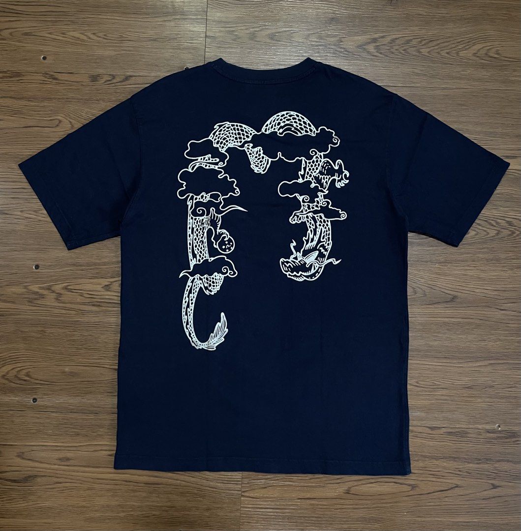 Evisu Flying Dragon Daicock T-Shirt (Category: Tshirts & Polo Shirts ) located in Manila. Submitted by ogies_thrift (Listing ID 1470573092, Image 1). Description: Color rate: 9.5/10 Navy Blue ✨ Design: Gold-tone front logo + dragon graphic at the back 📏 Size: L 20/28 📌 Condition: 9.5/10 excellent condition 💰 Price: 800 ship 📍 Location: QC area 🚚 Shipping: J&T ✔️ Actual pictures posted 📩 PM for more details 🤝 Sure buyers only!.