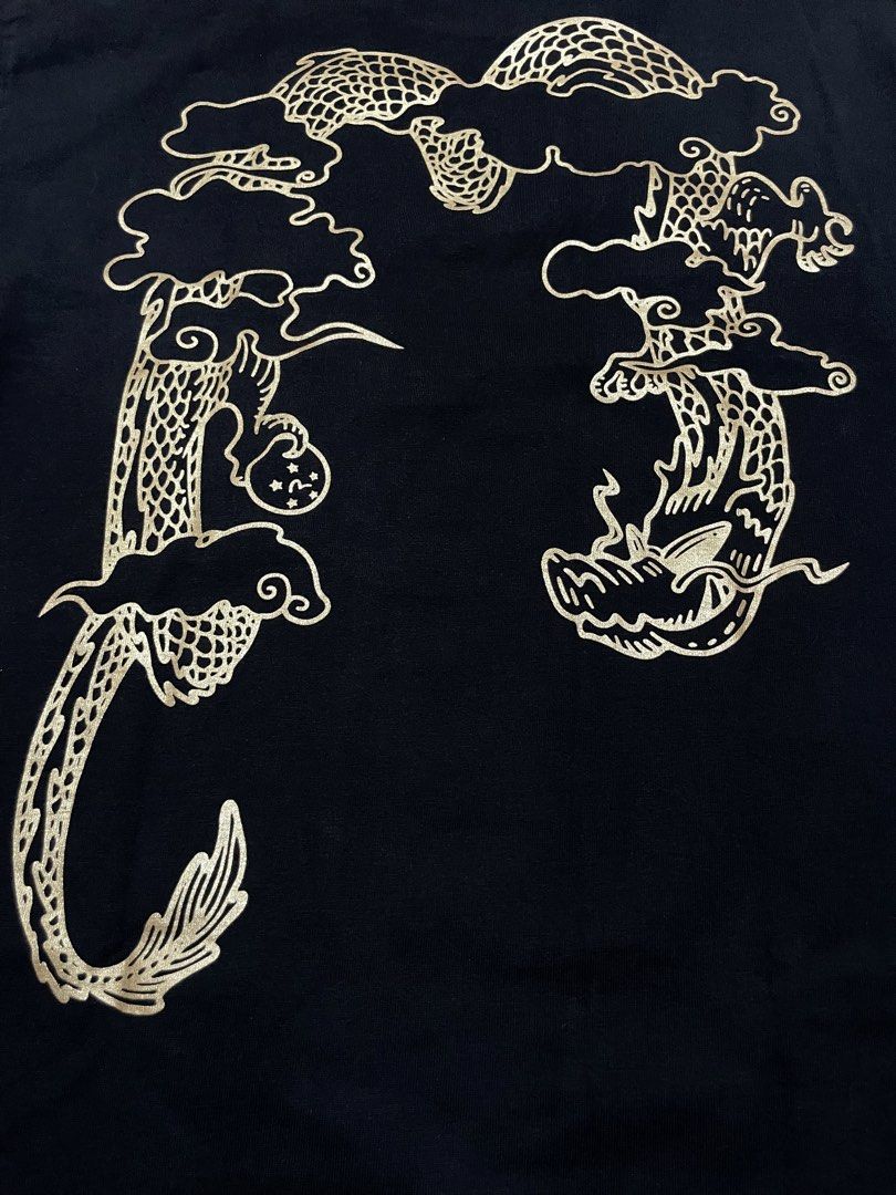 Evisu Flying Dragon Daicock T-Shirt (Category: Tshirts & Polo Shirts ) located in Manila. Submitted by ogies_thrift (Listing ID 1470573092, Image 3). Description: Color rate: 9.5/10 Navy Blue ✨ Design: Gold-tone front logo + dragon graphic at the back 📏 Size: L 20/28 📌 Condition: 9.5/10 excellent condition 💰 Price: 800 ship 📍 Location: QC area 🚚 Shipping: J&T ✔️ Actual pictures posted 📩 PM for more details 🤝 Sure buyers only!.