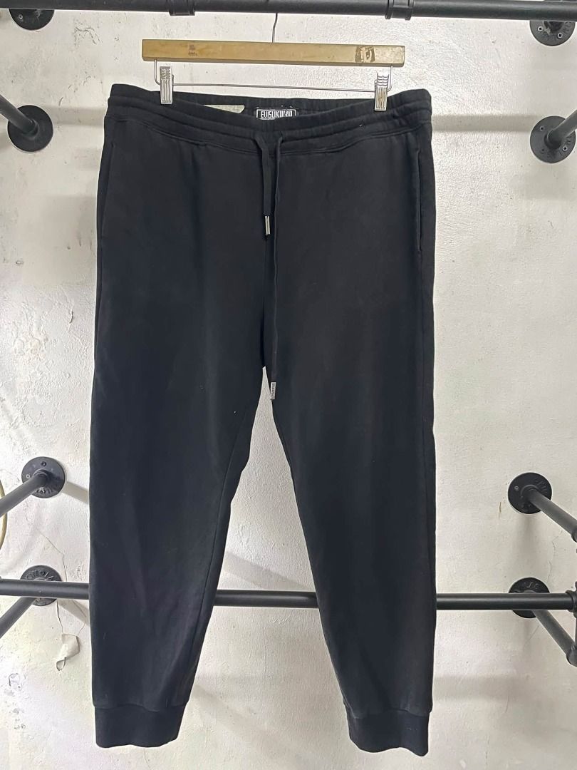 EVISU X KURO JOGGER PANTS (Category: Joggers) located in Caloocan City. Submitted by j3ngsanity (Listing ID 1470669497, Image 2). Description: COLOR RATE : 9 ISSUE : MIN SCRATCH SA PRINT SIZE : 38-40 x 38.