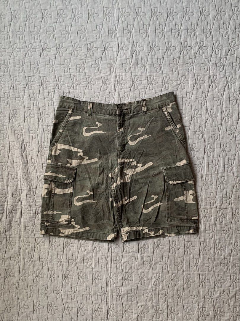 Faded Glory Forest Green Camou Cargo Short (Category: Shorts) located in Imus. Submitted by wwew.shop (Listing ID 1470603177, Image 1). Description: 36 Waist 23 Length 14 Thigh 12 Hem Condition: Excellent Colorrate: 9/10 Issue(s): Super Minimal Distressed on Pocket.