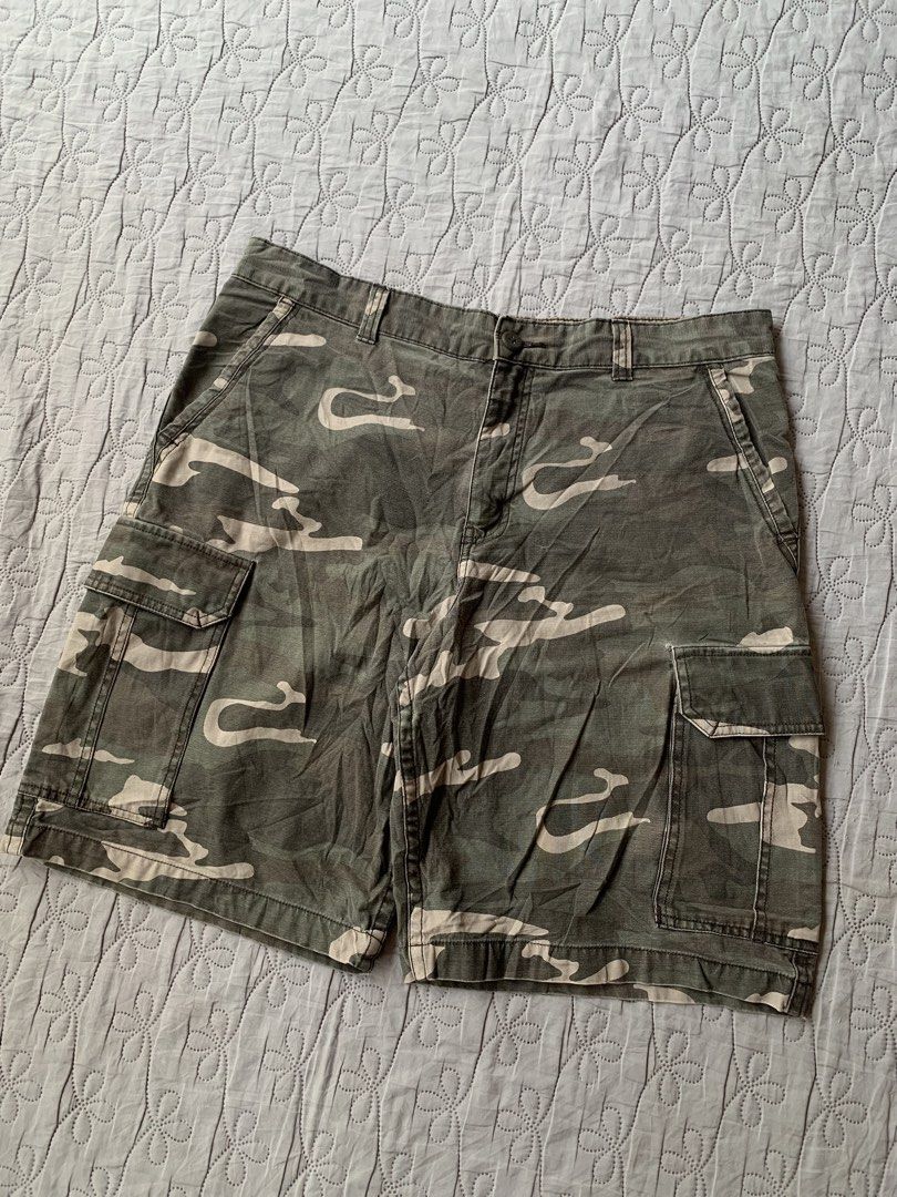 Faded Glory Forest Green Camou Cargo Short (Category: Shorts) located in Imus. Submitted by wwew.shop (Listing ID 1470603177, Image 3). Description: 36 Waist 23 Length 14 Thigh 12 Hem Condition: Excellent Colorrate: 9/10 Issue(s): Super Minimal Distressed on Pocket.