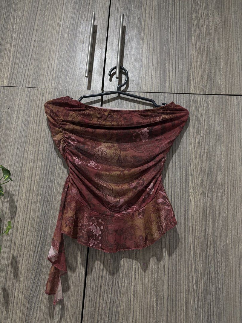fairy tube top red (Category: Sleeveless) located in Manila. Submitted by a.aazcii (Listing ID 1470669342, Image 1). Description: ✨ no issue ✨ FITS SMALL-MED FRAME 📍 BAGUIO CITY ‼️ shipping fee should be shoulder by the buyer.
