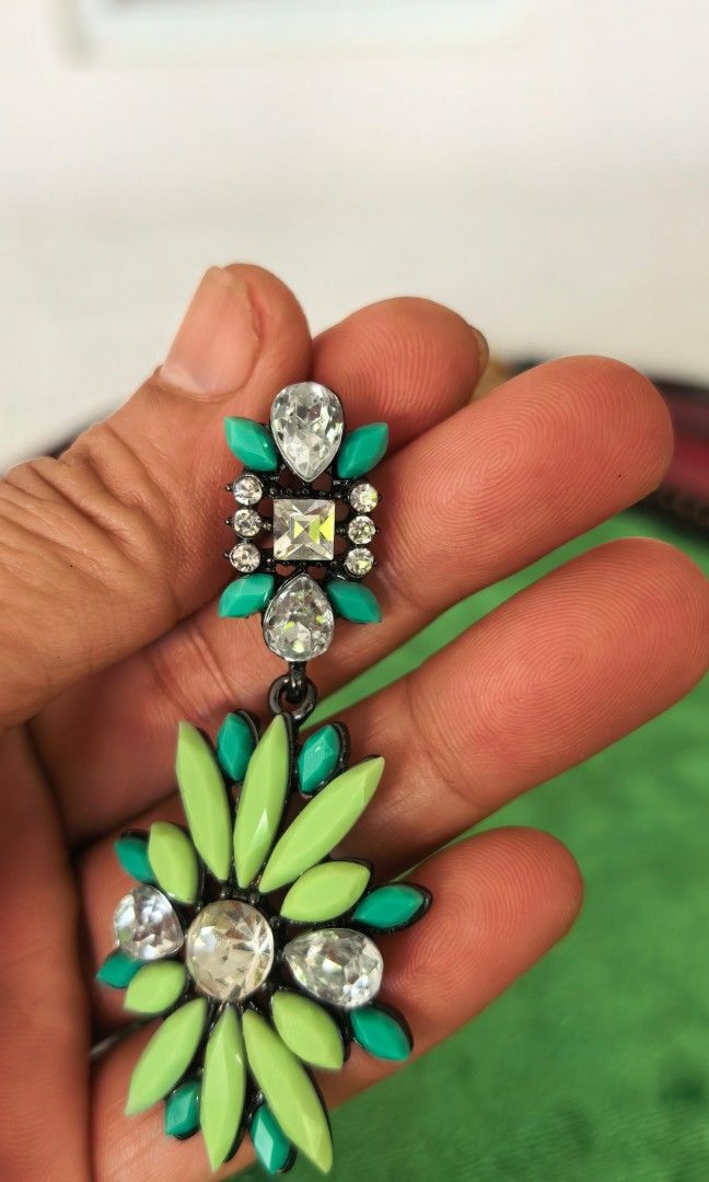 Fashion earings (Category: Earrings) located in Tuguegarao City. Submitted by zenphoenix-7ad615 (Listing ID 1470583090, Image 3). Description: Fashion earings Green color Party earings.