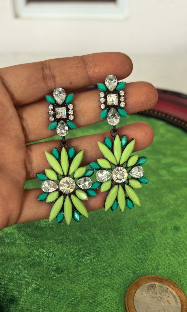 Fashion earings (Category: Earrings) located in Tuguegarao City. Submitted by zenphoenix-7ad615 (Listing ID 1470583090, Image 2). Description: Fashion earings Green color Party earings.