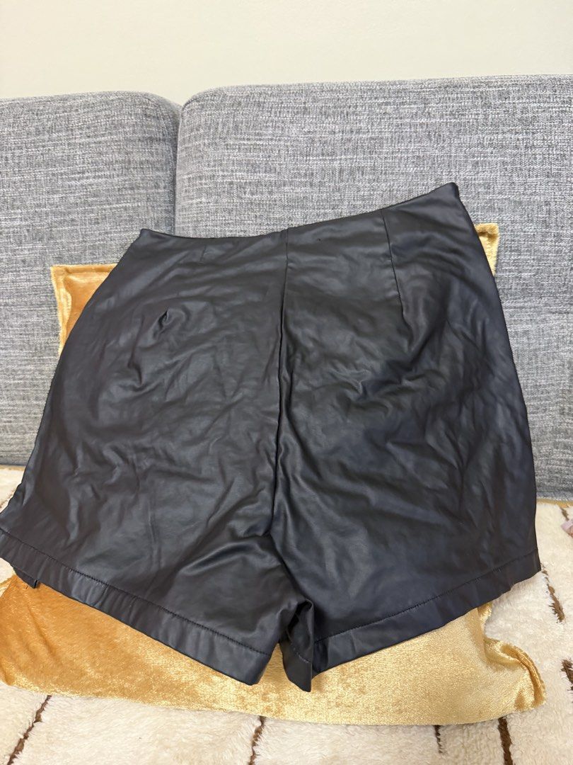 Faux Leather Skirt (Category: Skirts) located in Manila. Submitted by bln.preloved (Listing ID 1470703044, Image 2). Description: - 26-28 waist - may small holes sa likod bcs linalagyan ko pampasikip - need ilaundry.
