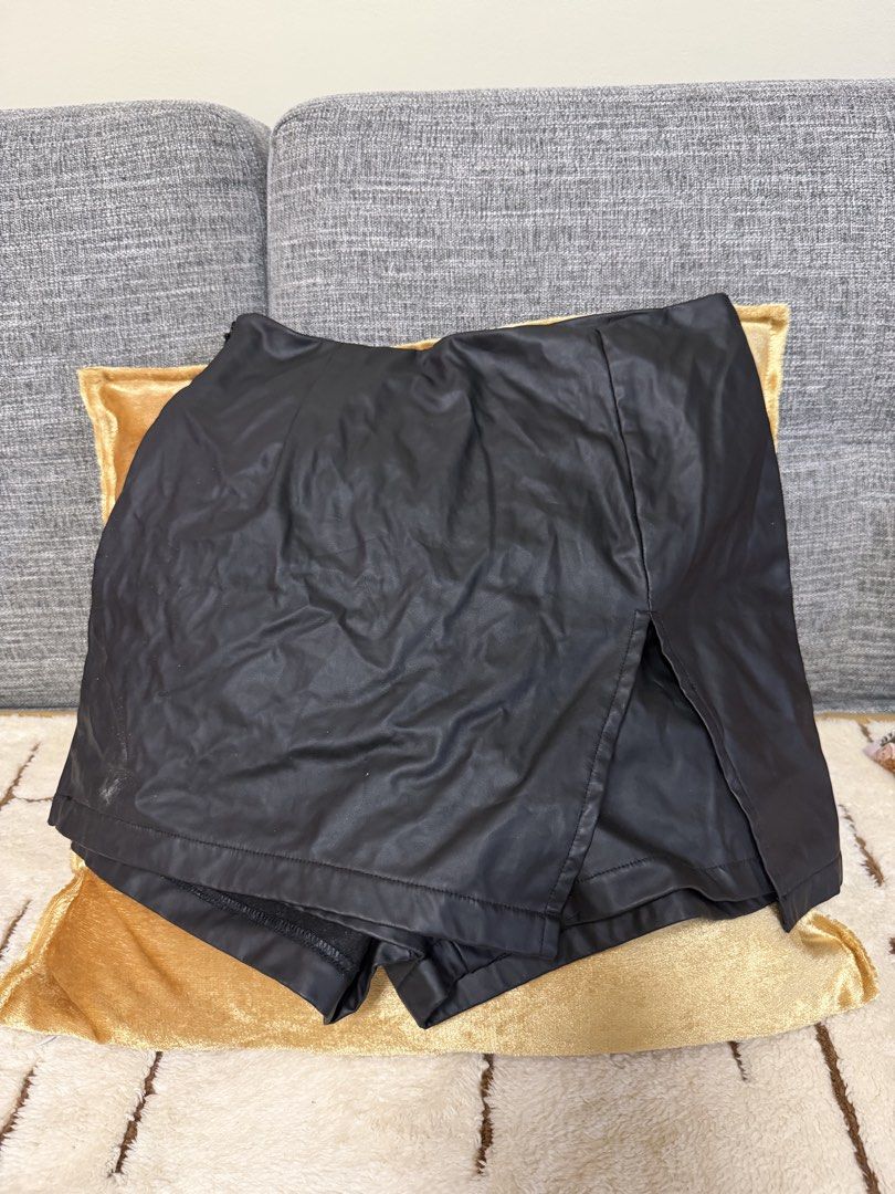 Faux Leather Skirt (Category: Skirts) located in Manila. Submitted by bln.preloved (Listing ID 1470703044, Image 1). Description: - 26-28 waist - may small holes sa likod bcs linalagyan ko pampasikip - need ilaundry.