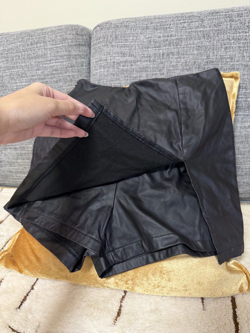 Faux Leather Skirt (Category: Skirts) located in Manila. Submitted by bln.preloved (Listing ID 1470703044, Image 3). Description: - 26-28 waist - may small holes sa likod bcs linalagyan ko pampasikip - need ilaundry.