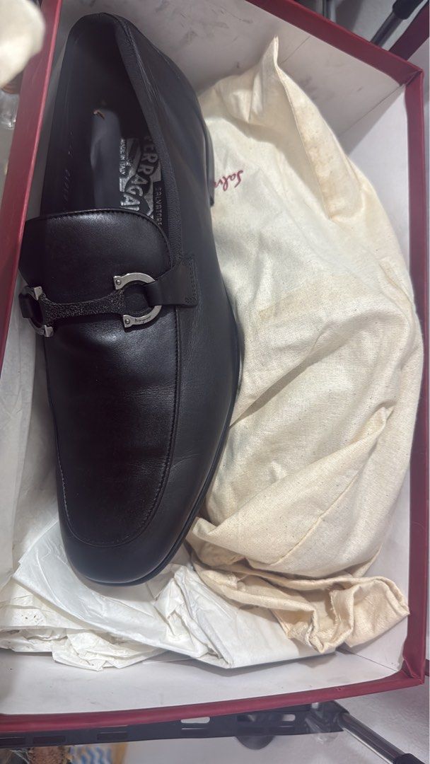 Ferragamo shoes never worn (Category: Sneakers & Footwear) located in Manila. Submitted by quickfalcon_0a39a4 (Listing ID 1470588293, Image 2). Description: Only worn once size 7 1/2 comes with dustbag and box you can see on the soles how there are no scratches.