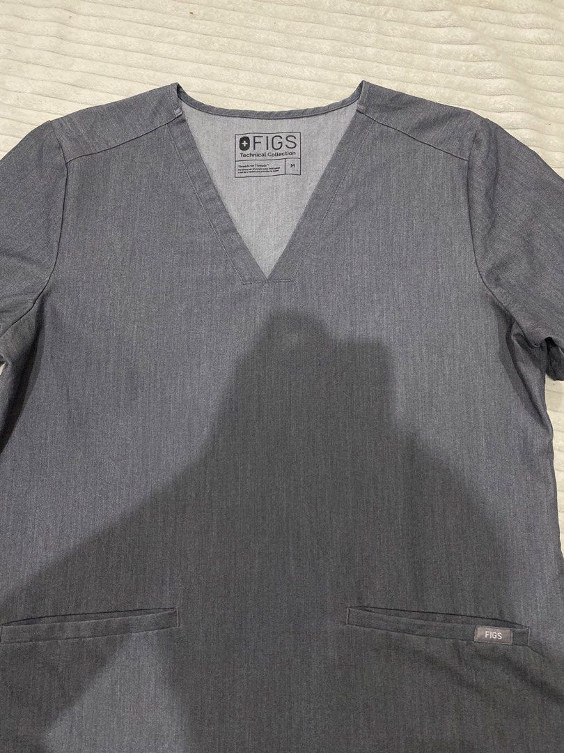 Figs casma three pocket scrub top (Category: Activewear) located in Tanza. Submitted by 9th.street.thrift (Listing ID 1470586849, Image 2). Description: Excellent condition Issue:iron press marks sa laylayan( d na kita if itatak in) Color:graphite Medium 21x27.5 Lp 500+sf.