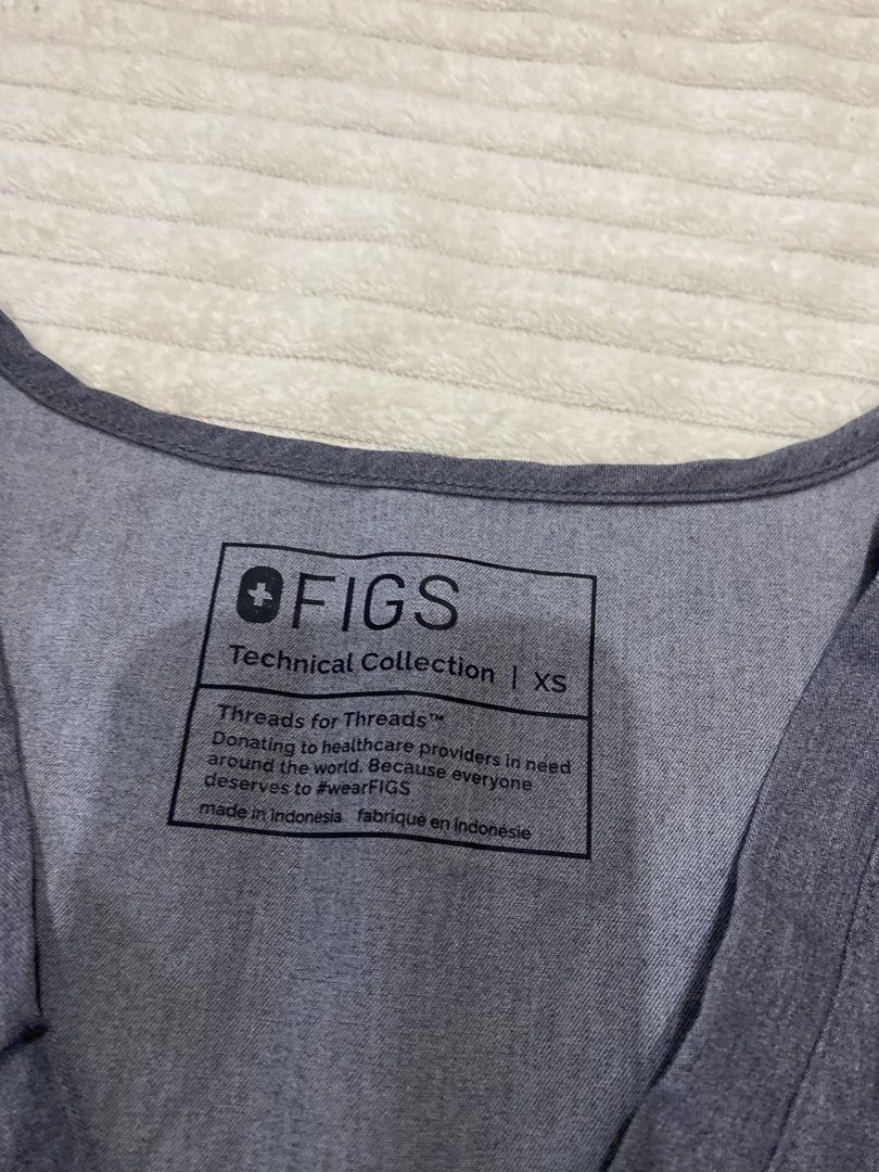 Figs casma three pocket scrub top (Category: Activewear) located in Tanza. Submitted by 9th.street.thrift (Listing ID 1470595412, Image 3). Description: Figs casma three pocket scrub top Excellent condition Xs on tag 19x26 Color:Graphite Issue:may embroidered .