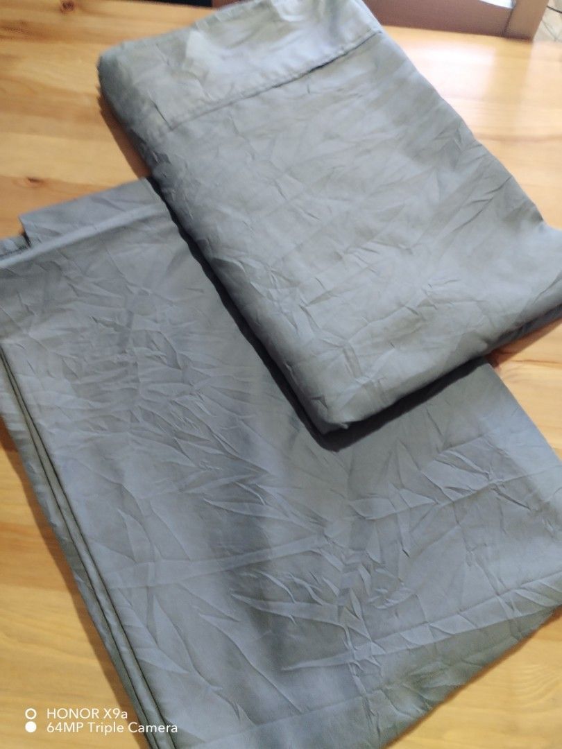 Flatsheet Bundle (Category: Bedding & Towels) located in Muntinlupa City. Submitted by arciagamaryann68 (Listing ID 1470617517, Image 2). Description: - Product: Flatsheet Bundle - Color: Elegant Grey - Condition: Excellent / Well-maintained - Features: Soft, breathable fabric ideal for everyday use - Easy to wash and quick-drying.